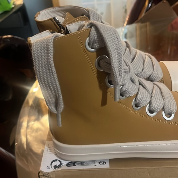 Alan Vincent size 39 New with out tag, closet, clean out sale. - Picture 11 of 12